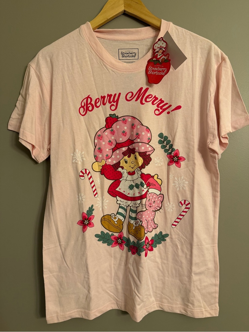 NWT Strawberry Shortcake Berry Merry Graphic Tee Christmas Holiday Pink M